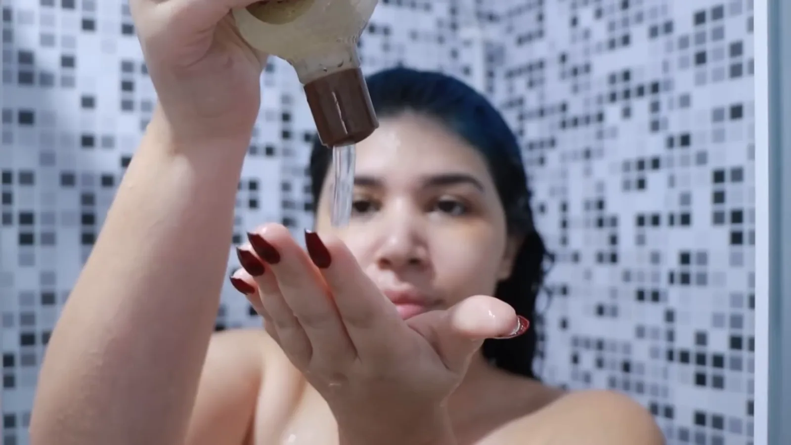 Aplicação do shampoo antiqueda Tío Nacho Engrossador na palma da mão