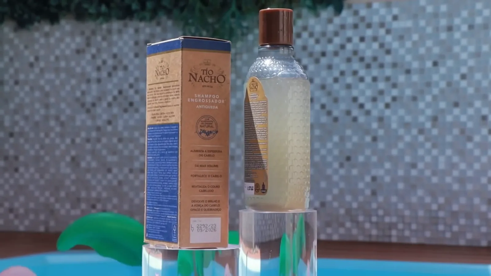 Frasco e caixa do shampoo antiqueda Tío Nacho Geleia Real Engrossador
