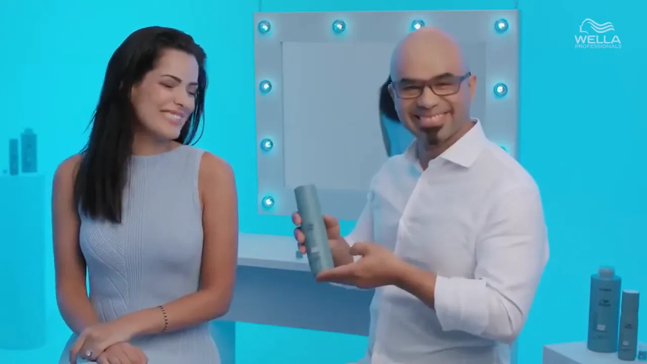 Aplicação do shampoo antirresíduos Invigo Aqua Pure na palma da mão