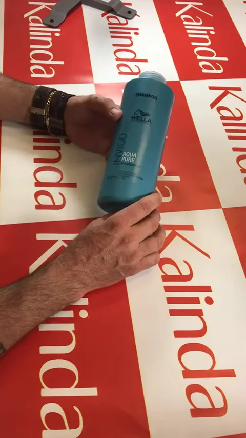Frasco do shampoo de limpeza profunda Wella Invigo Aqua Pure