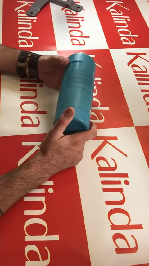 Embalagem do shampoo antirresíduos sendo rotacionada para leitura dos ingredientes