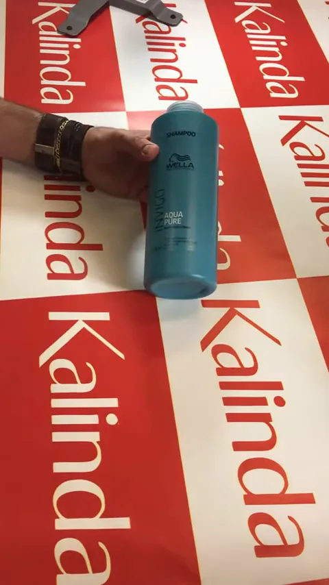 Frasco de shampoo Wella Invigo Aqua Pure com extrato de lótus