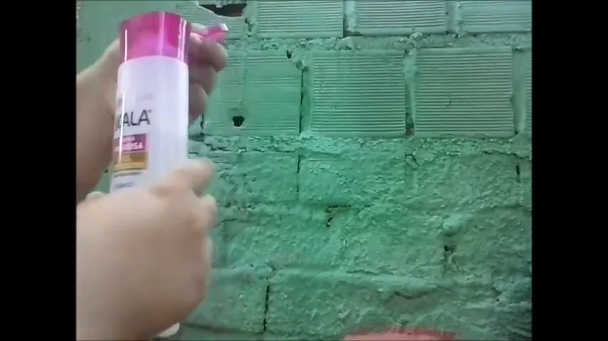 Aplicação do shampoo antirresíduos Skala saindo diretamente do frasco