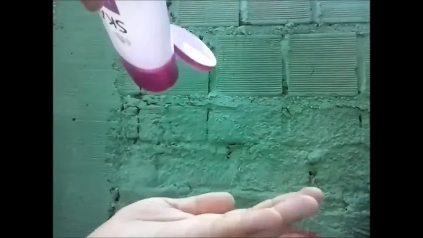 Despejando o shampoo transparente Skala diretamente na palma da mão