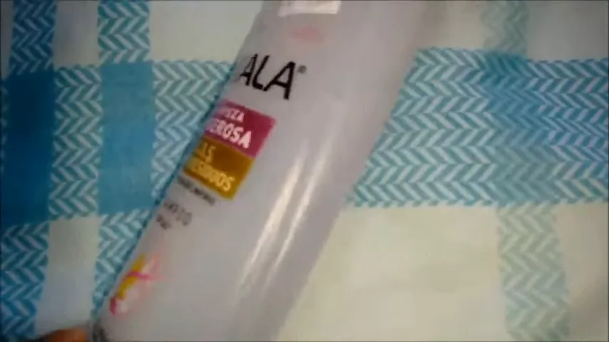 Manuseio do frasco mostrando os detalhes do rótulo traseiro