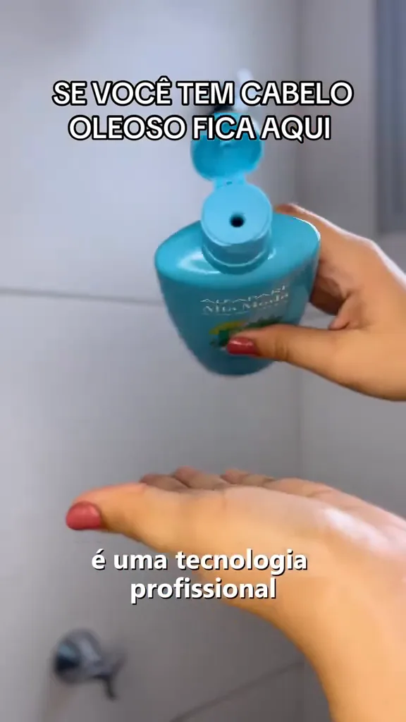 Aplicação do shampoo antirresíduos Detox Purify na palma da mão