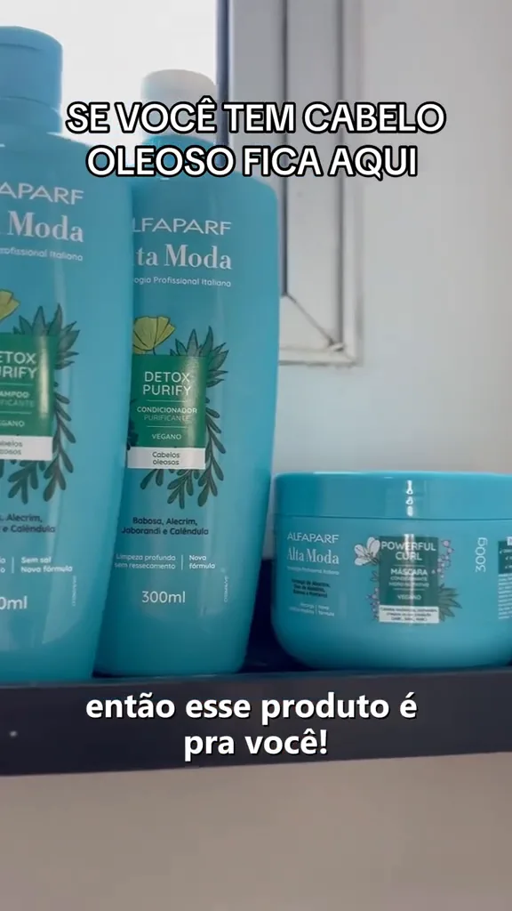 Frasco do shampoo Detox Purify exibido na prateleira do banheiro