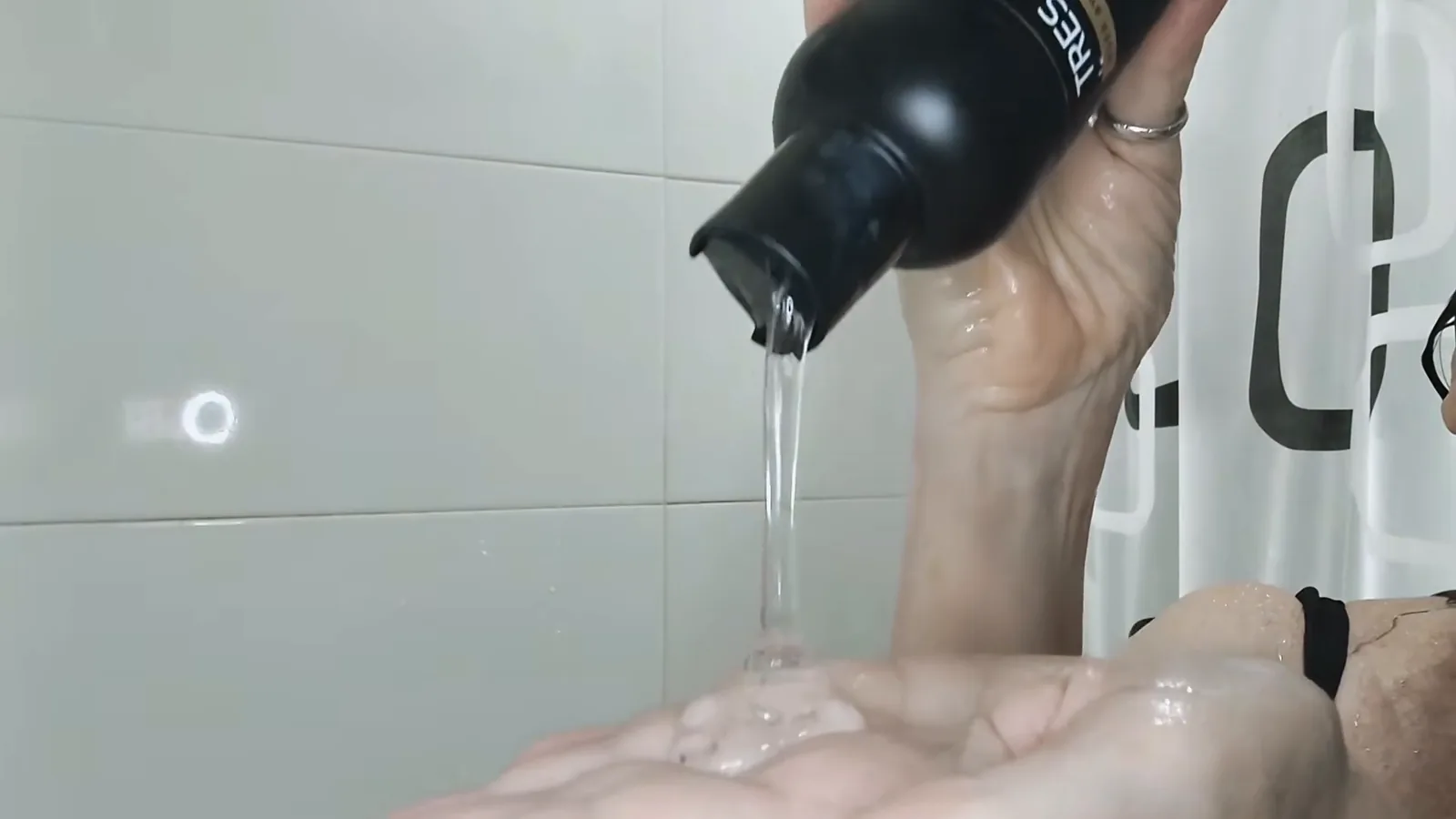 Aplicação do shampoo transparente TRESemmé Detox Capilar na palma da mão