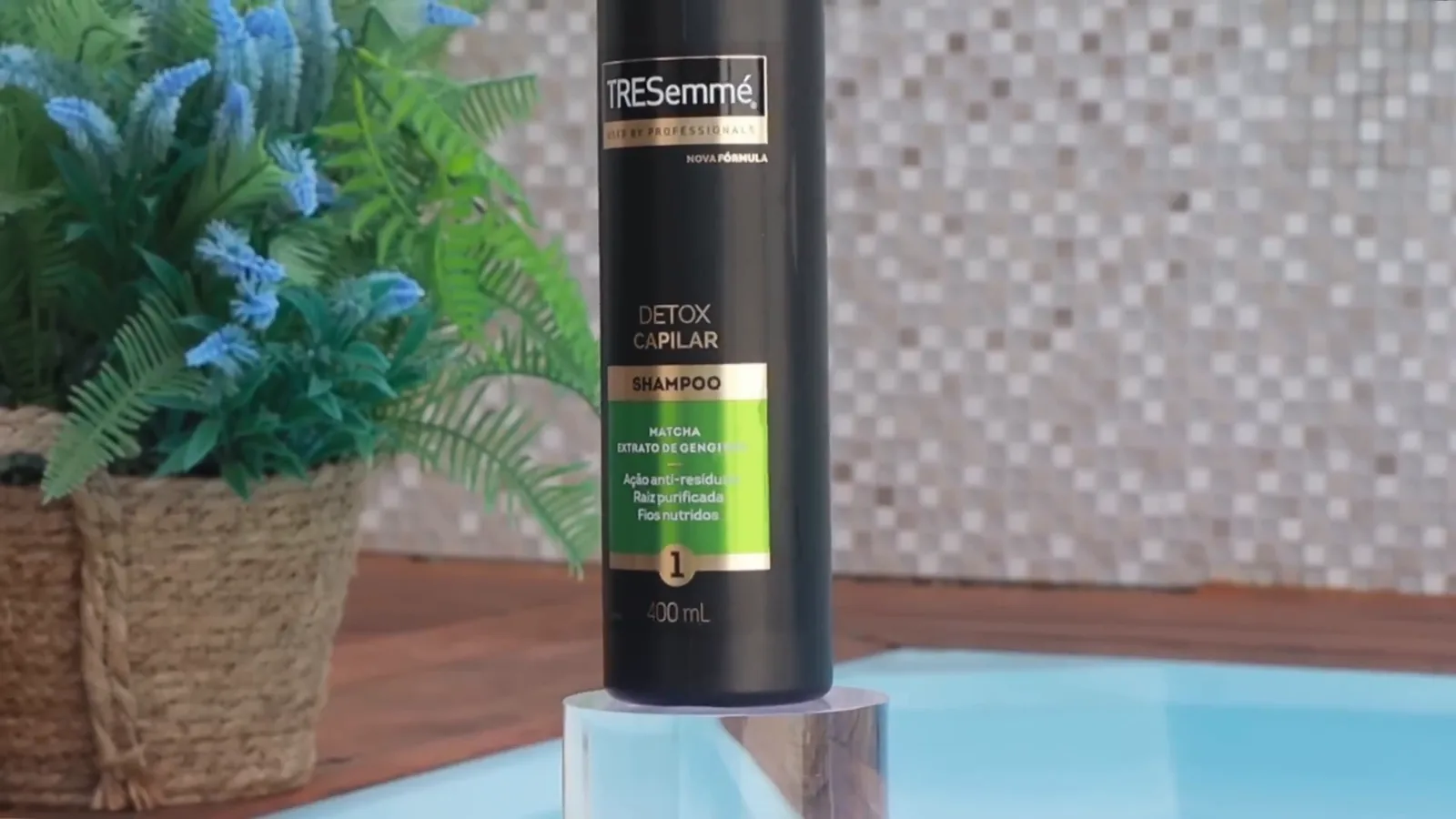 Frasco frontal do shampoo TRESemmé Detox Capilar para limpeza profunda