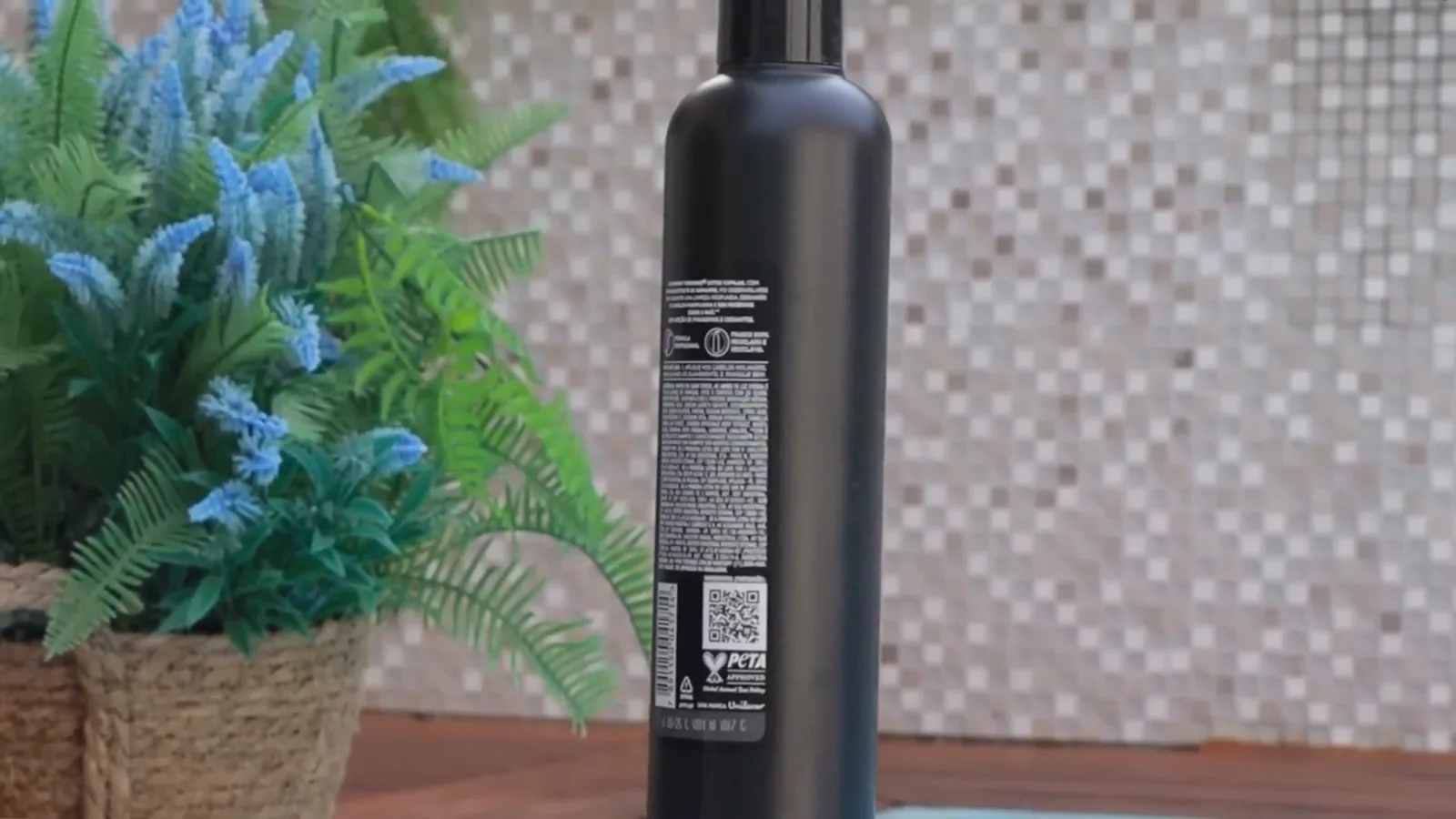Verso da embalagem com informações e fórmula do shampoo TRESemmé