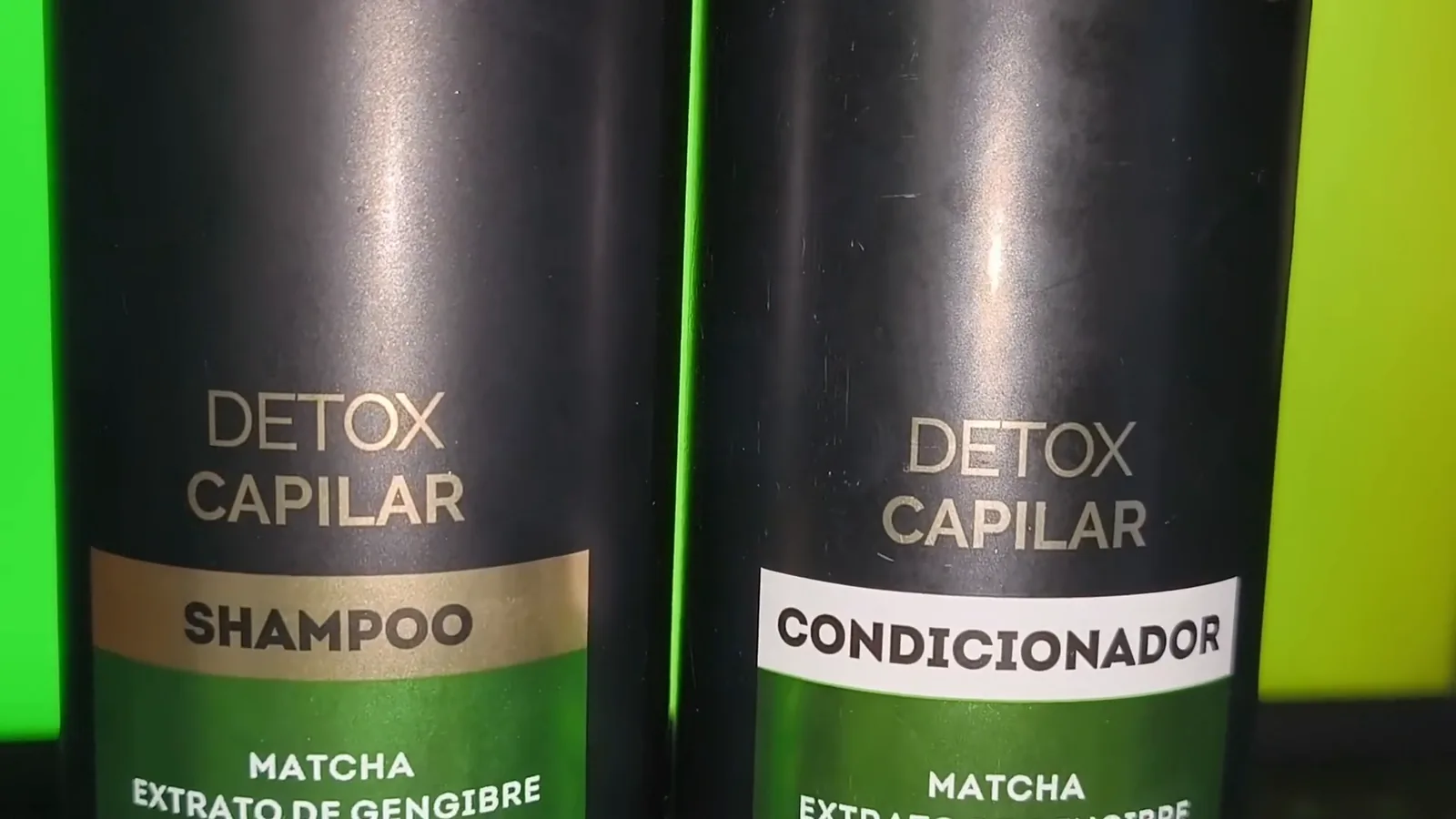 Frasco do shampoo antirresíduos TRESemmé Detox Capilar com extrato botânico