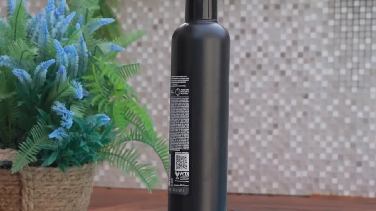 Embalagem do shampoo antirresíduos TRESemmé girando para exibir o rótulo