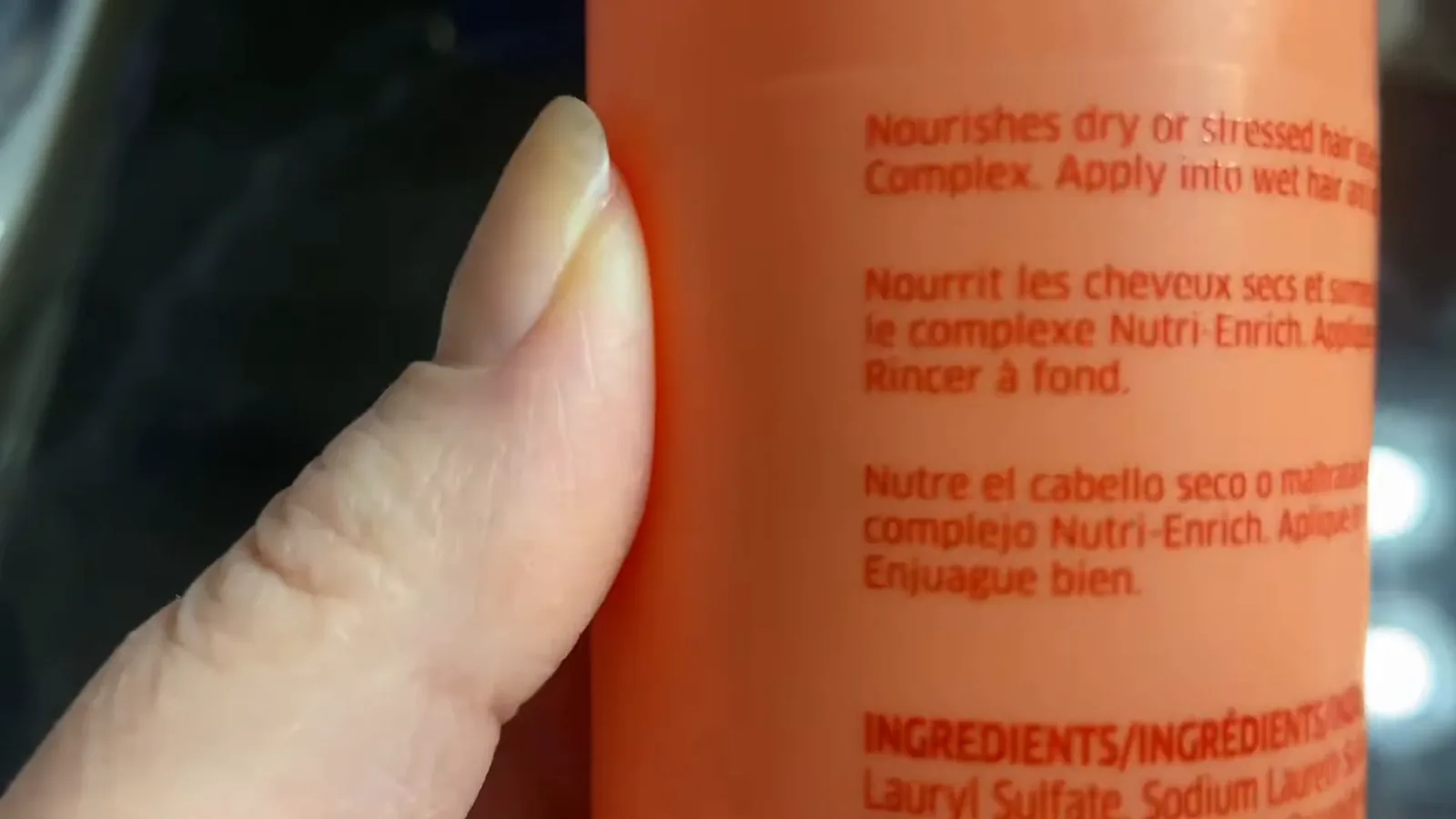 Rótulo traseiro do shampoo com composição de ingredientes e benefícios