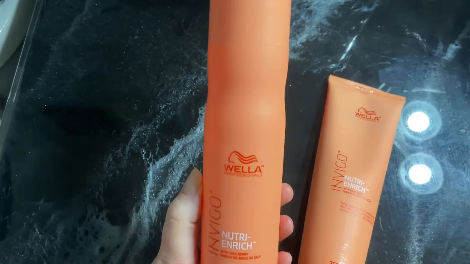 Embalagem frontal do shampoo nutritivo Wella Professionals em destaque