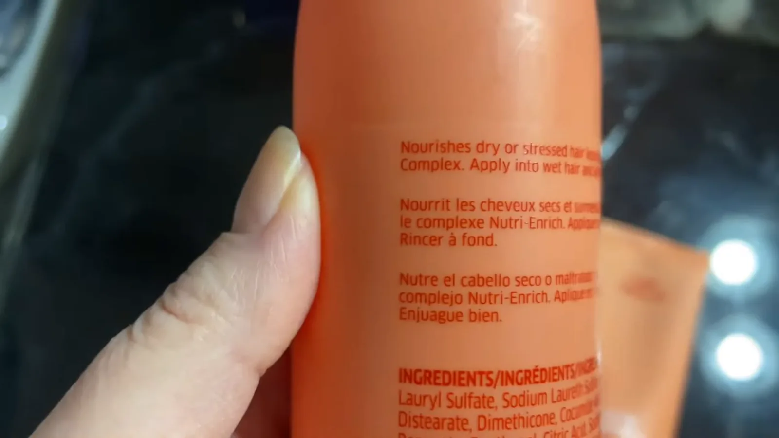 Detalhes da fórmula com pantenol no verso do frasco