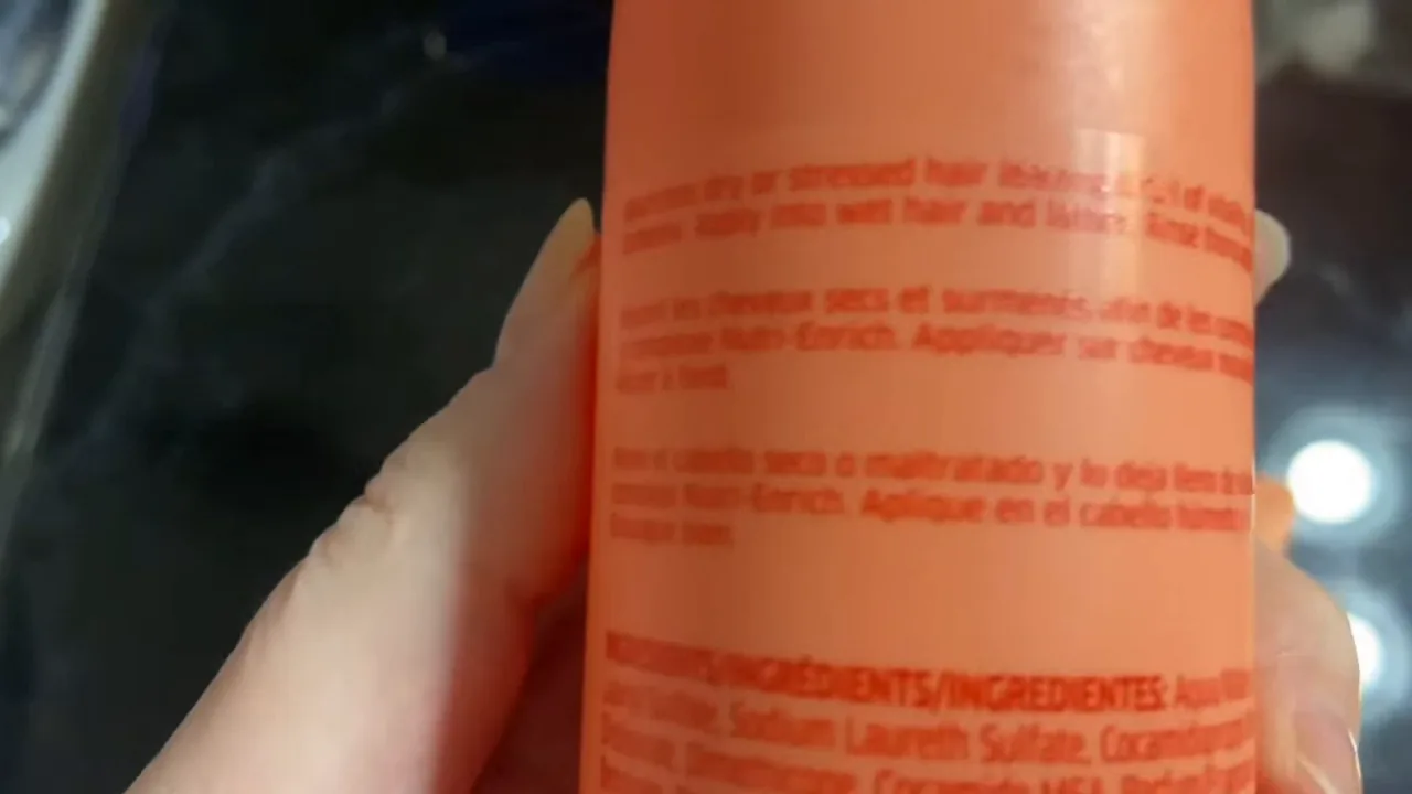 Apresentação do frasco de shampoo exibindo rótulo com ingredientes