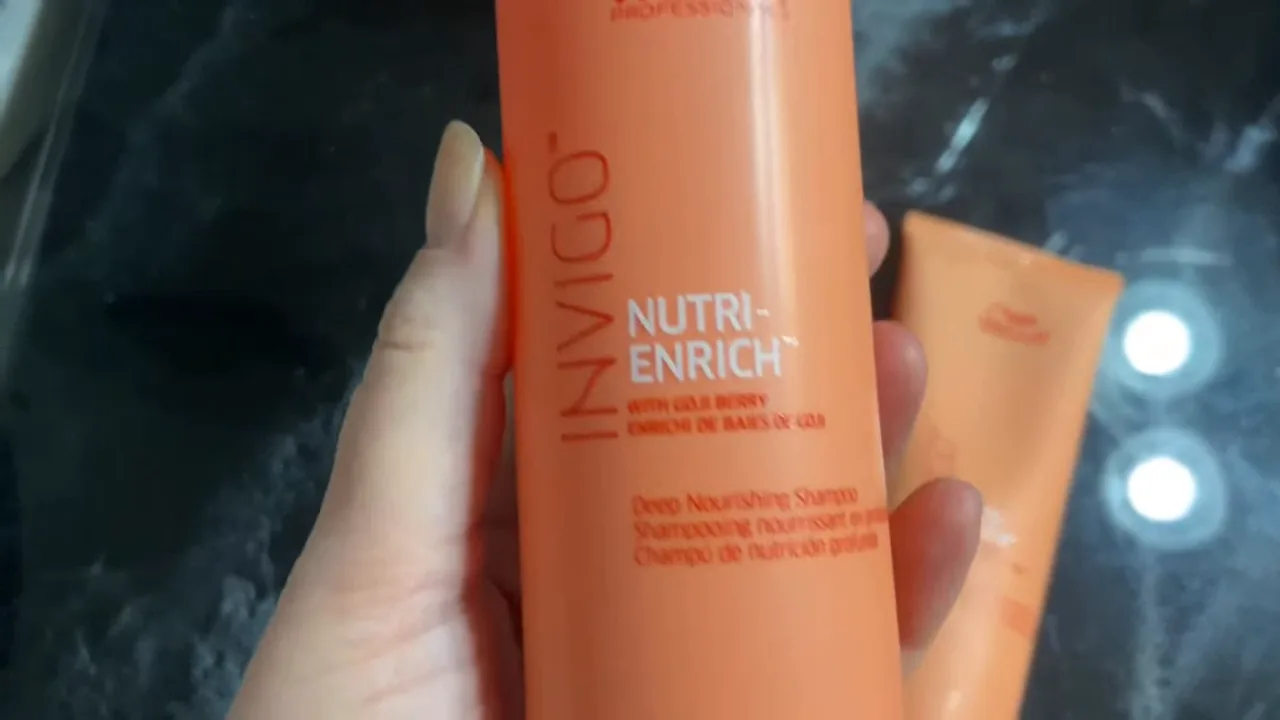 Manuseio do shampoo nutritivo Wella Invigo mostrando embalagem frontal