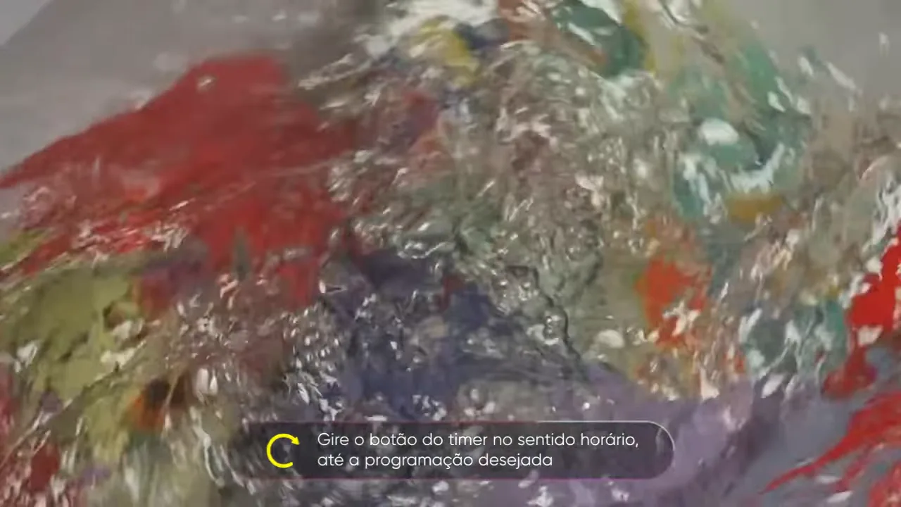 Roupas sendo lavadas com agitação contínua dentro do tanquinho