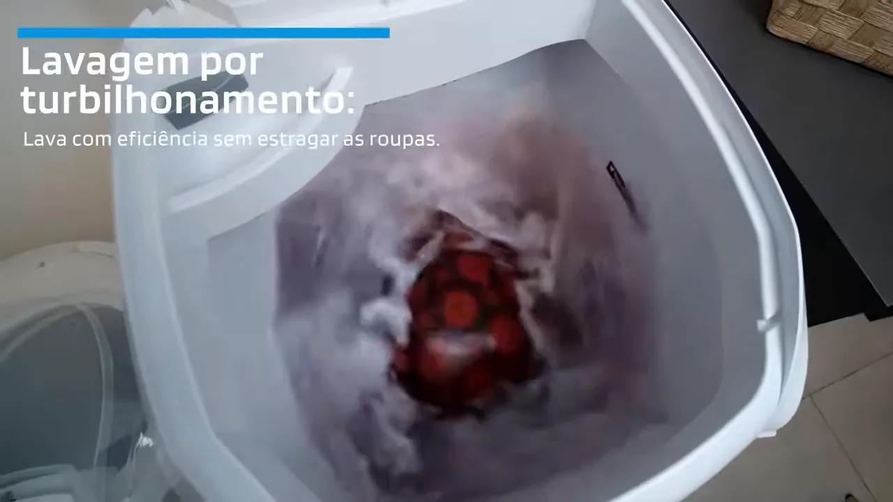 Tanquinho Suggar Lavamax Eco lavando roupa com forte turbilhonamento
