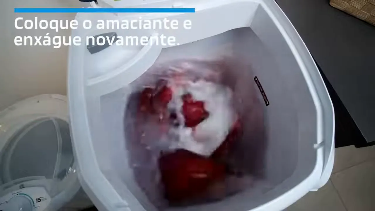 Tanquinho Suggar em funcionamento durante o ciclo de enxágue das roupas