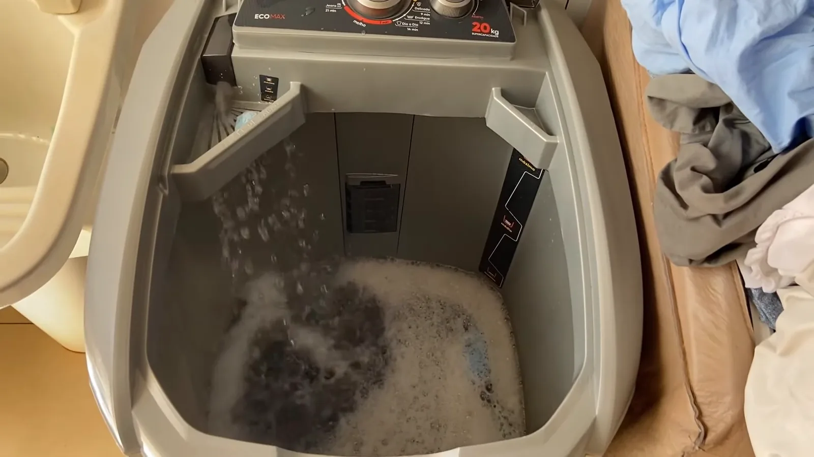 Tanquinho enchendo de água e diluindo sabão pelo dispenser