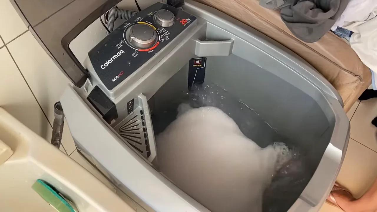Tanquinho movimentando água com sabão antes da adição das roupas