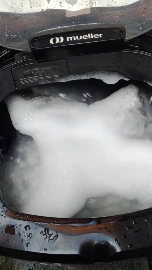 Cuba do tanquinho Mueller agitando água com bastante espuma de sabão
