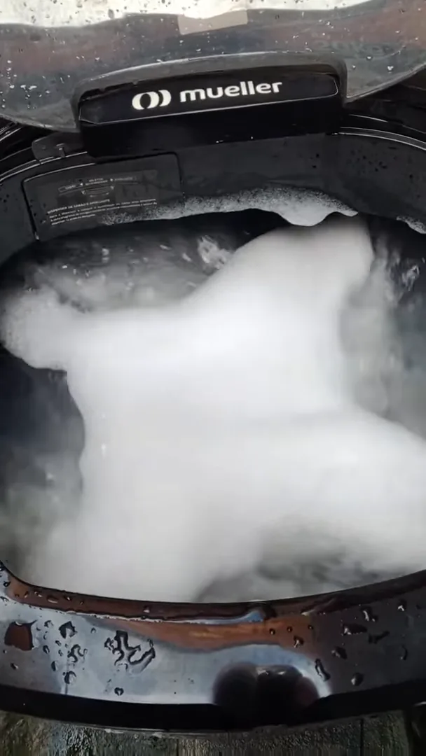 Tanquinho Mueller Big lavando roupas com intensa movimentação de espuma