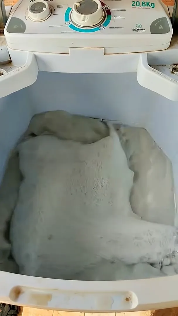 Tanquinho Britânia agitando roupas com espuma durante ciclo de lavagem