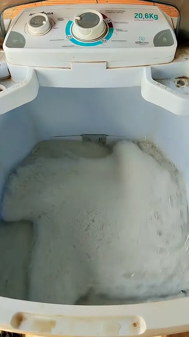 Tanquinho Britânia lavando peças com intensa agitação e espuma