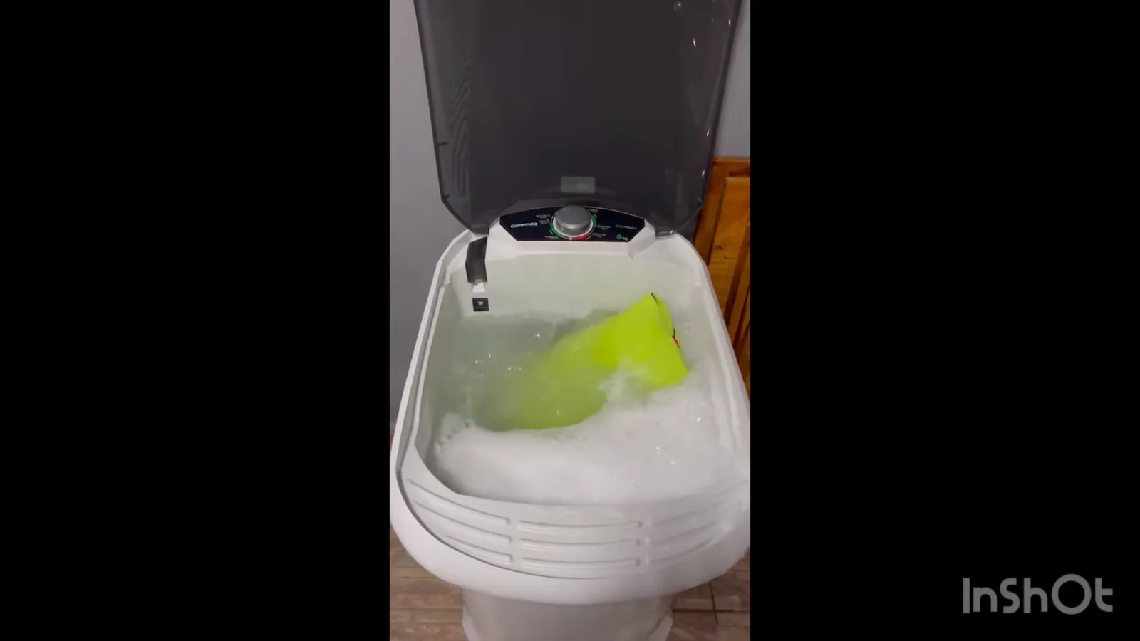 Tanquinho Colormaq Ecomax lavando tapetes com bastante espuma