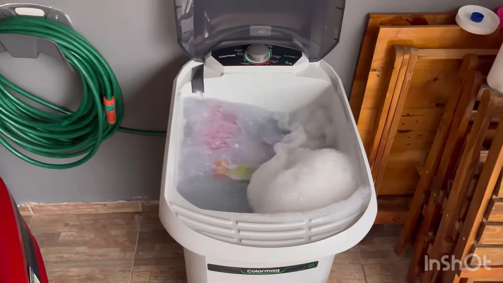 Tanquinho Colormaq 6kg em funcionamento com roupas e espuma
