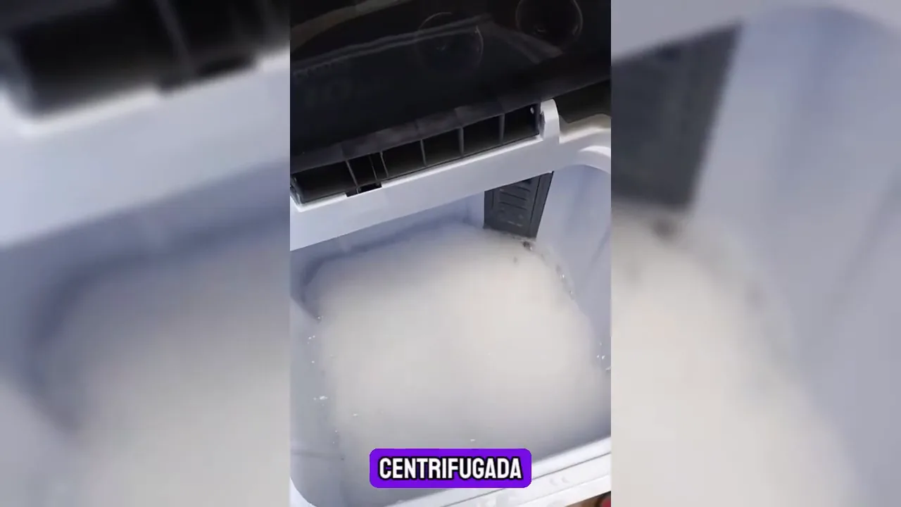 Agitador em movimento lavando roupas com água e sabão