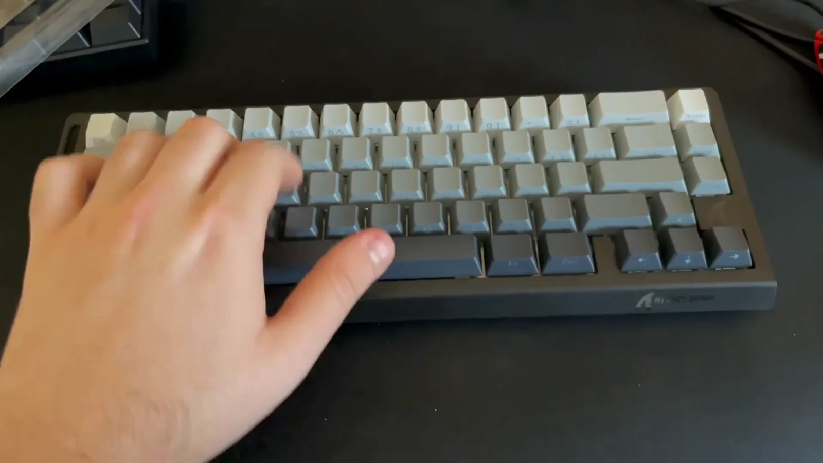 Usuário digitando no teclado gamer magnético Attack Shark X68 HE