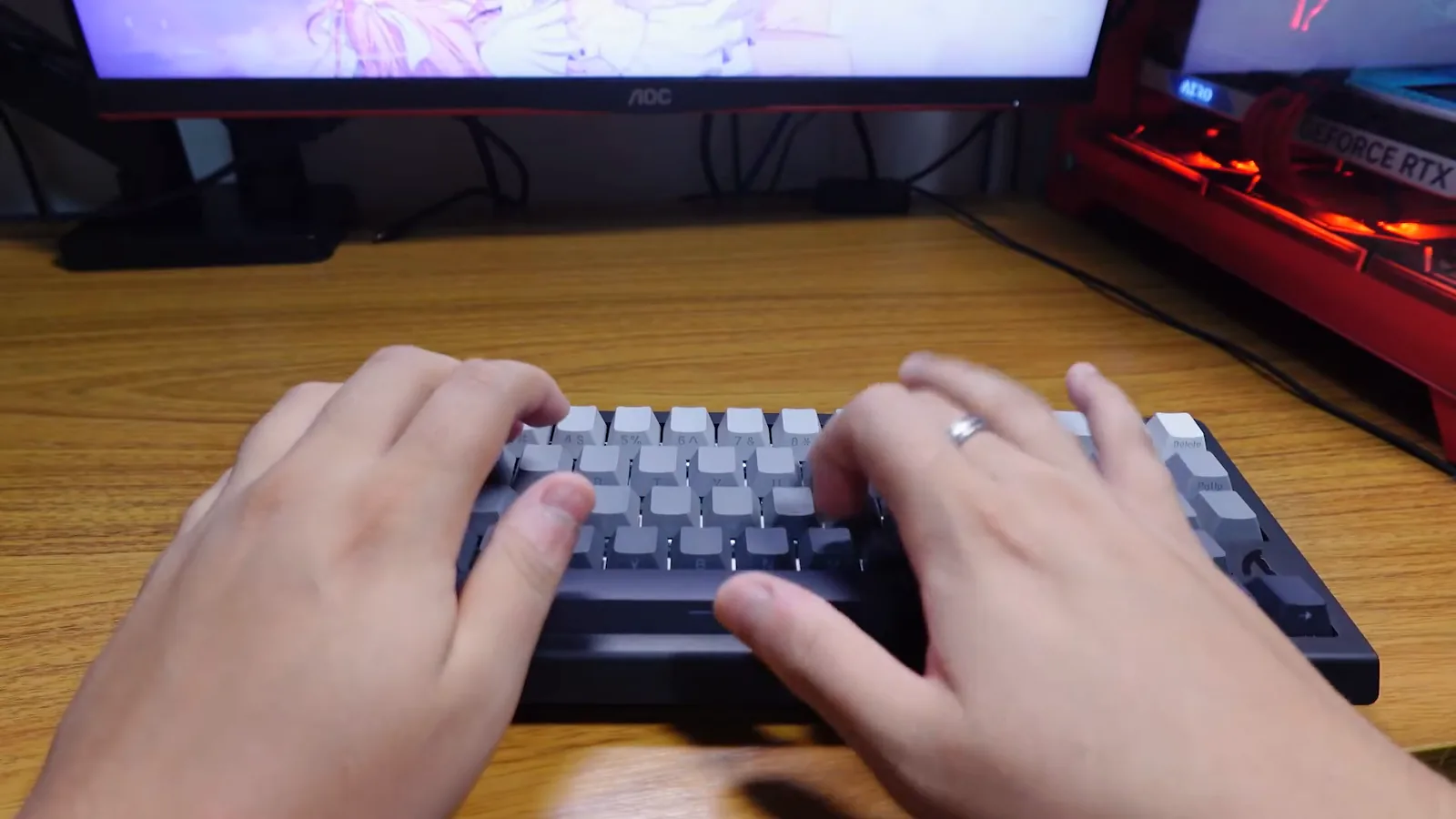 Digitação no teclado magnético Attack Shark X68 HE sobre a mesa