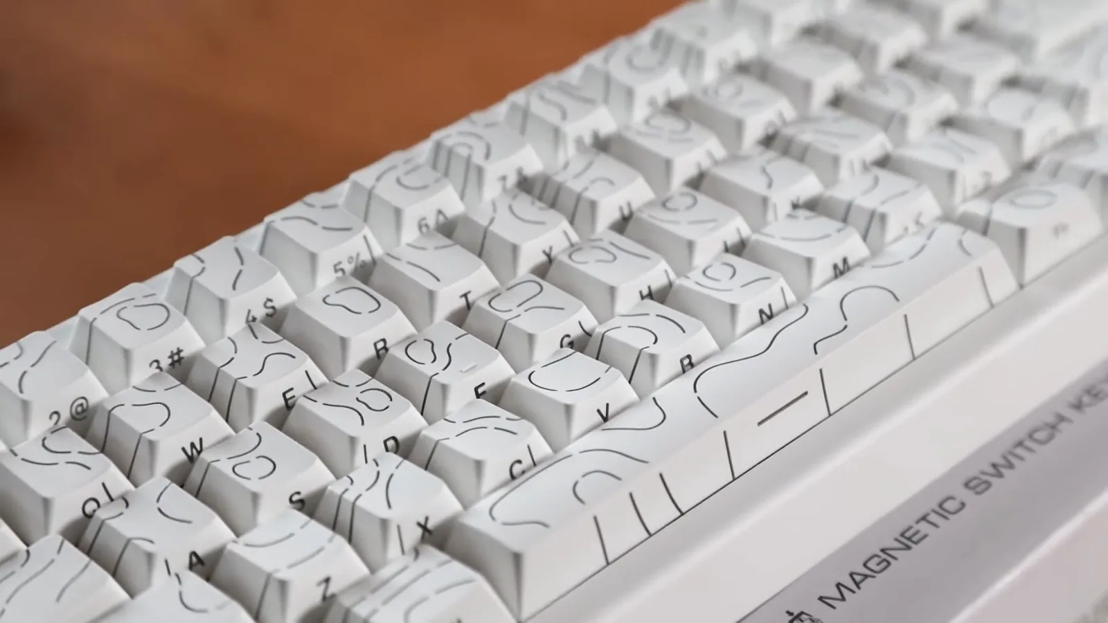 Teclado magnético compacto com padrão topográfico nas teclas em detalhe