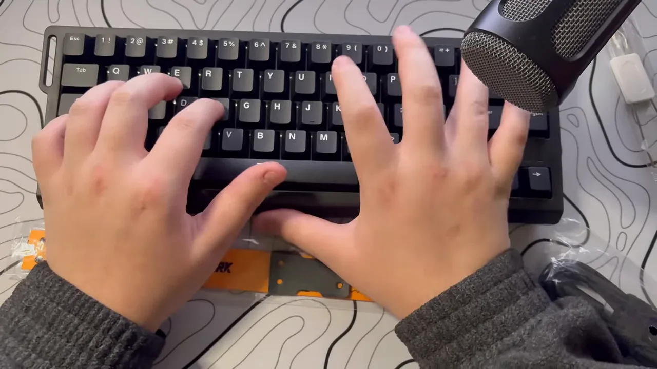 Teste de digitação ágil no teclado Attack Shark X68 HE
