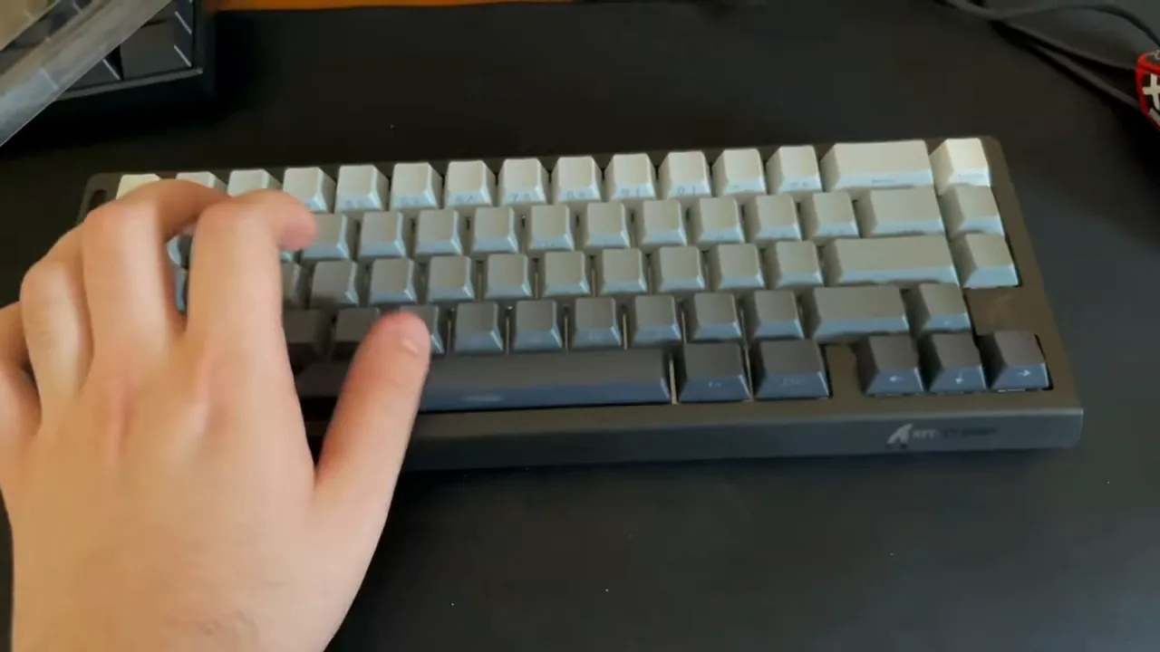Teste de digitação contínuo no teclado Attack Shark X68 HE