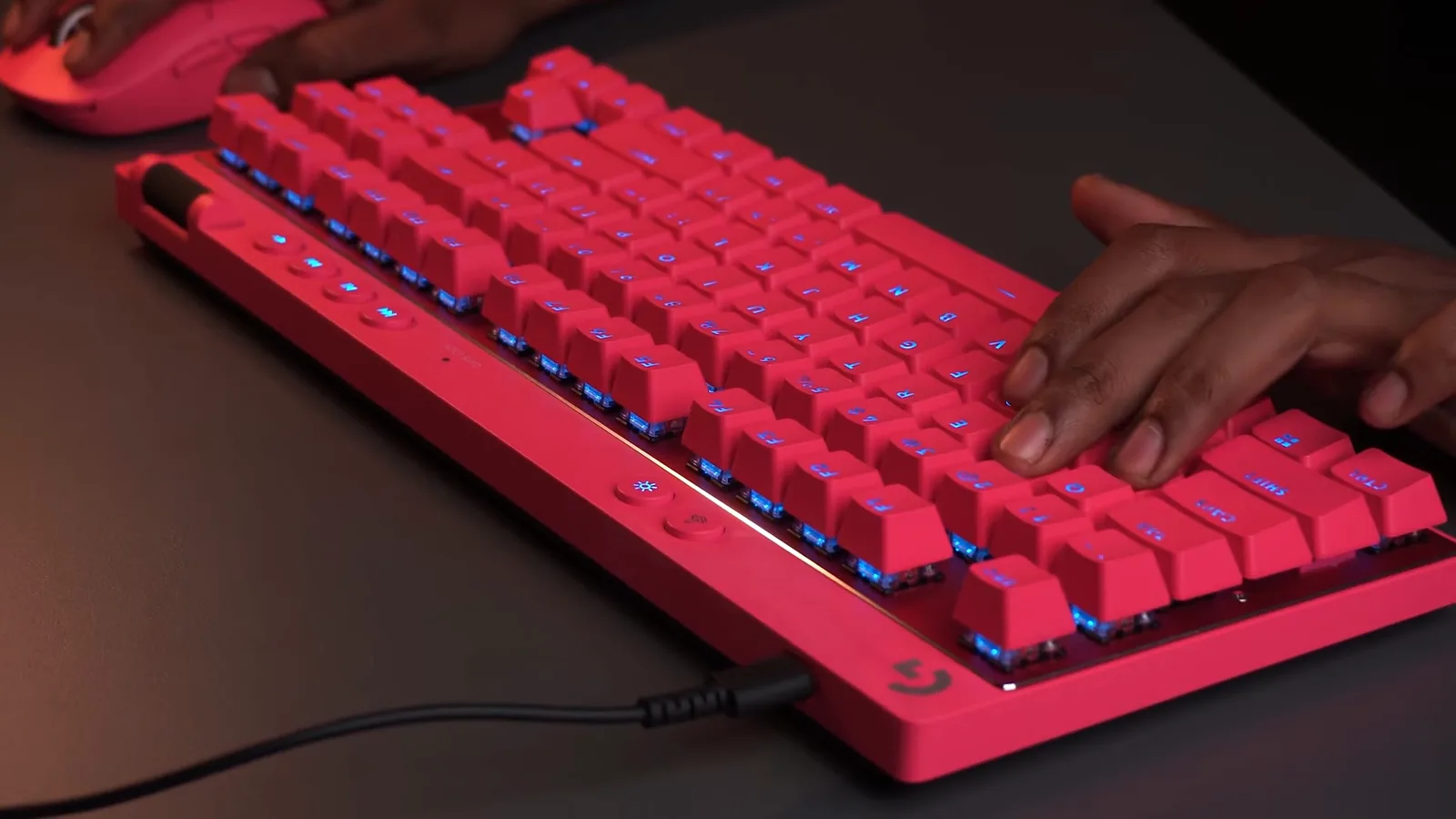 Teclado Logitech G PRO X TKL Rapid sendo utilizado em jogos rápidos