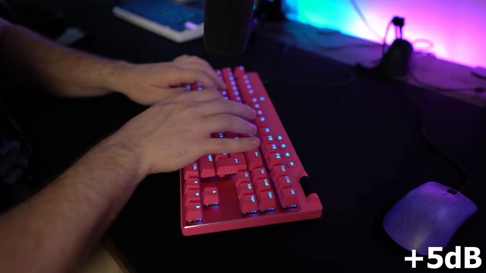 Teclado gamer magnético em uso com iluminação RGB ligada