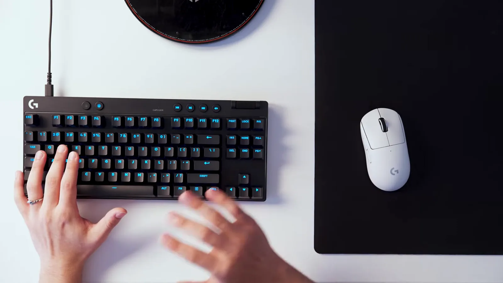 Teclado compacto TKL com iluminação RGB e teclas magnéticas