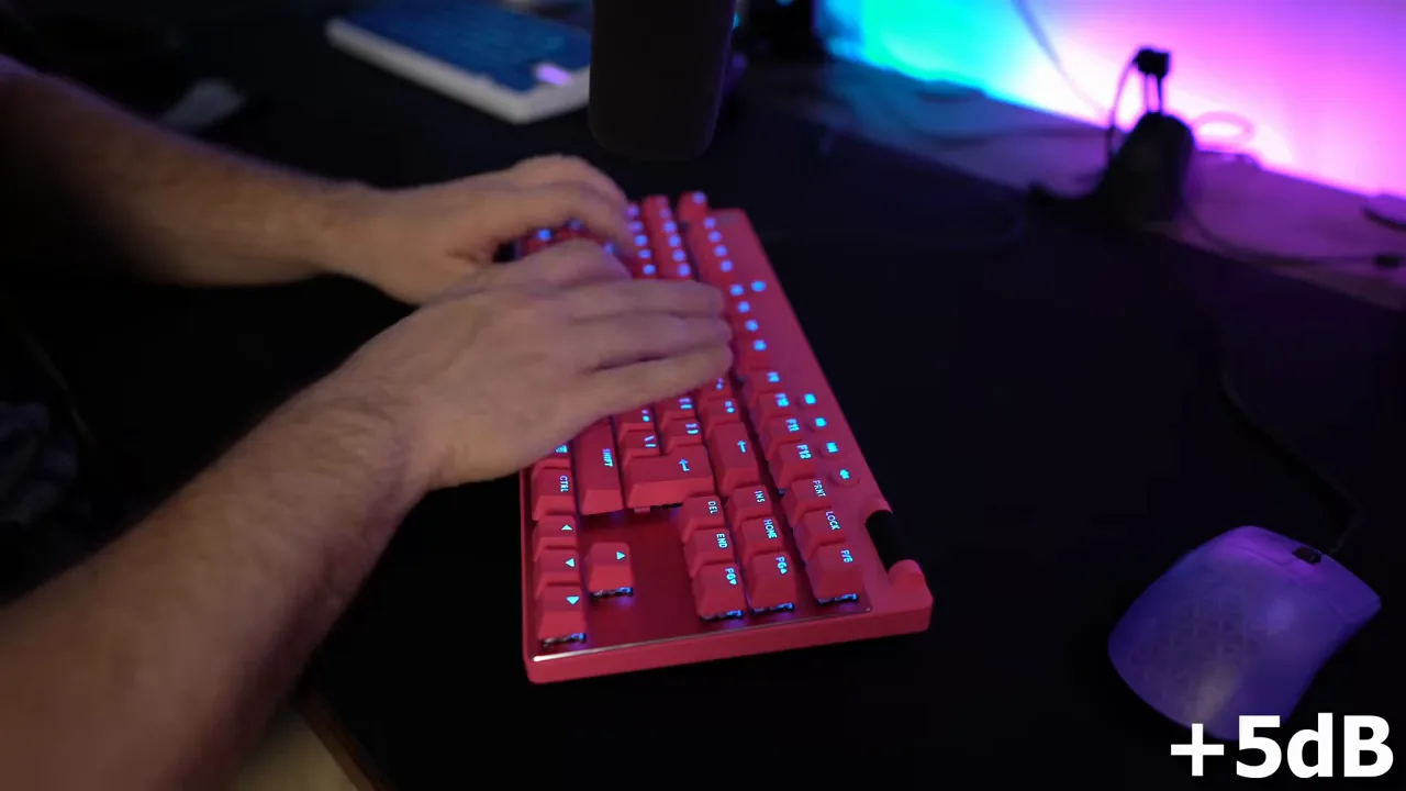 Digitação contínua no teclado gamer em teste prático de resposta