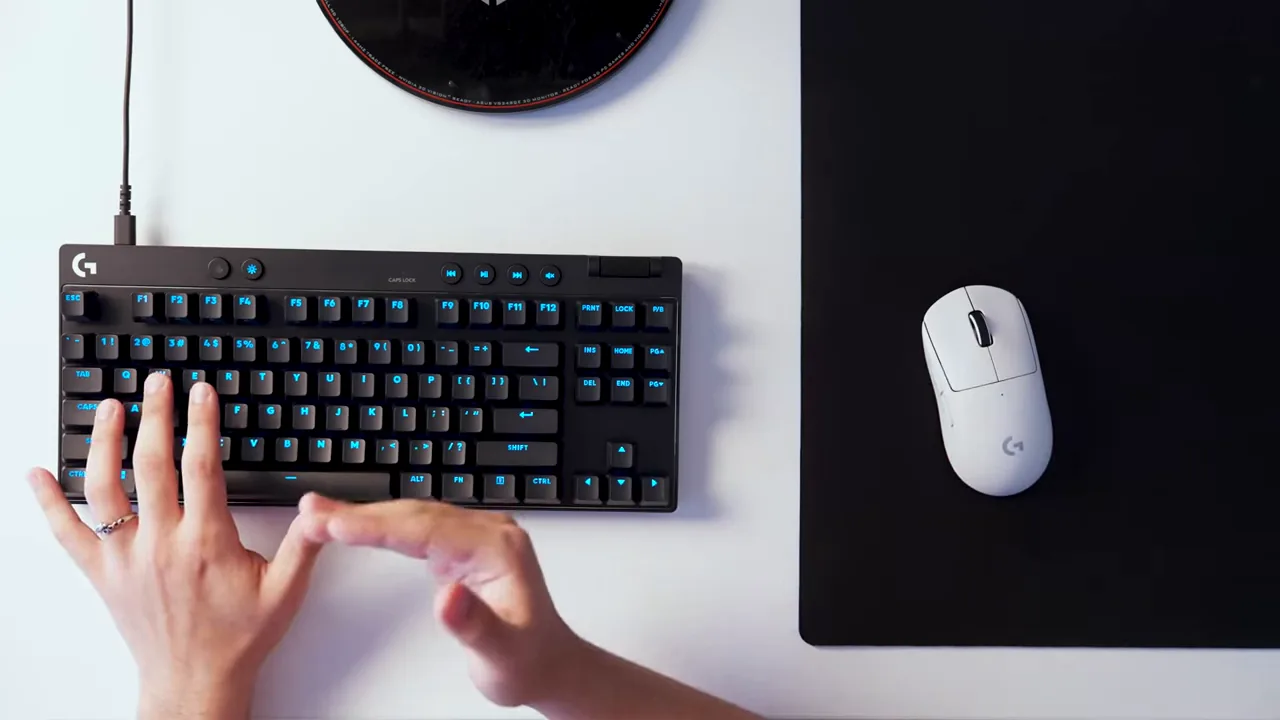 Jogador usando teclado magnético compacto com iluminação azul