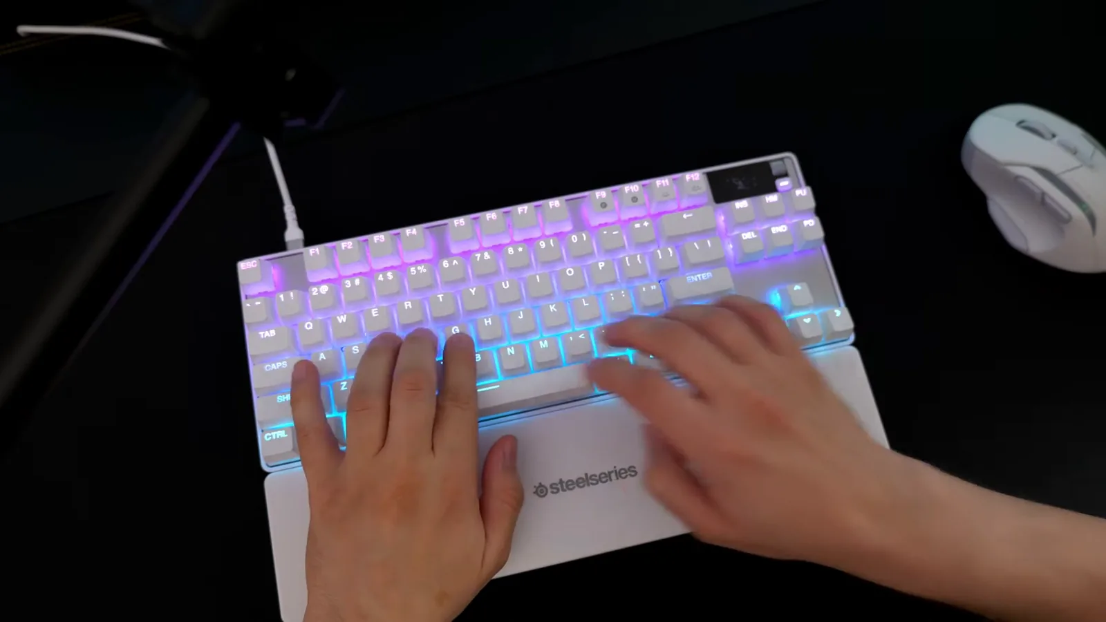 Digitação no teclado gamer magnético SteelSeries Apex Pro TKL Gen 3