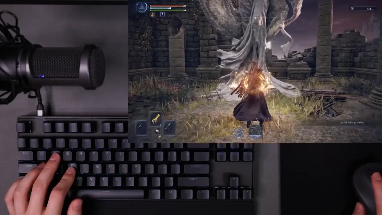 Teclado mecânico gamer sendo utilizado durante partida competitiva