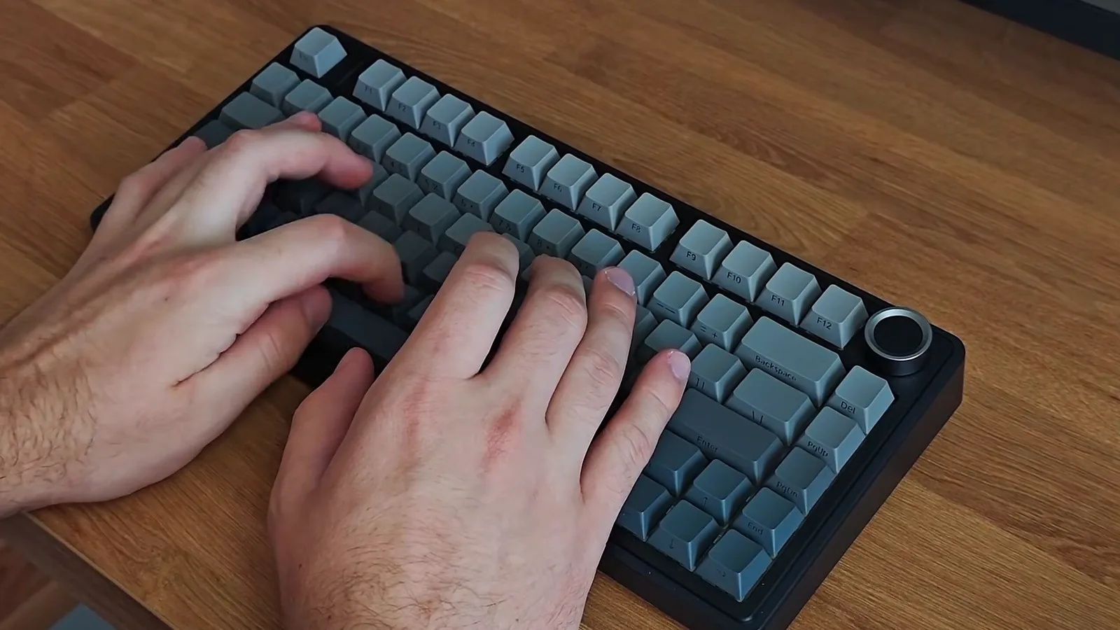 Digitação no teclado mecânico destacando o layout compacto de teclas