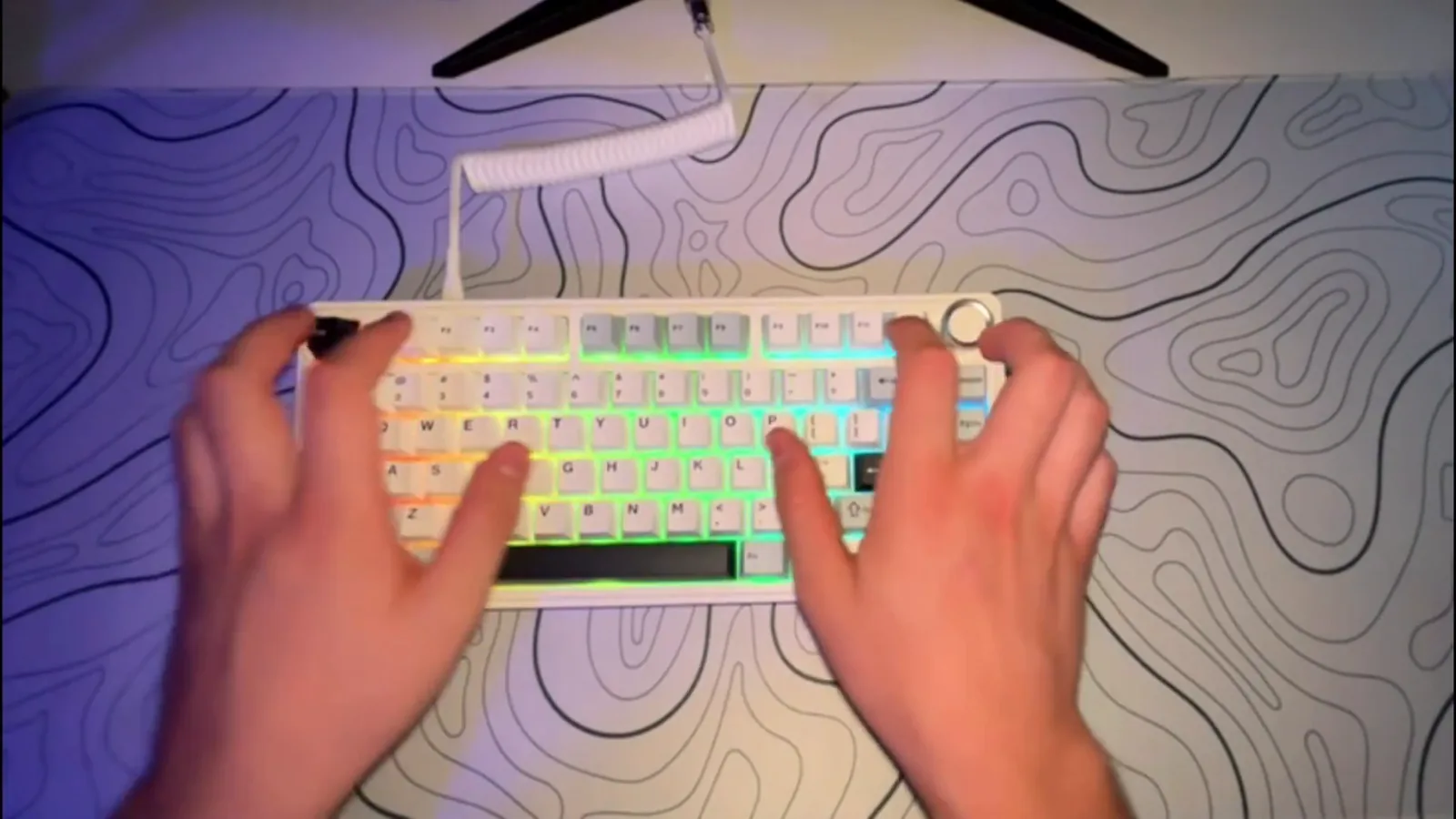Teclado mecânico AULA F75 com iluminação RGB em teste de digitação