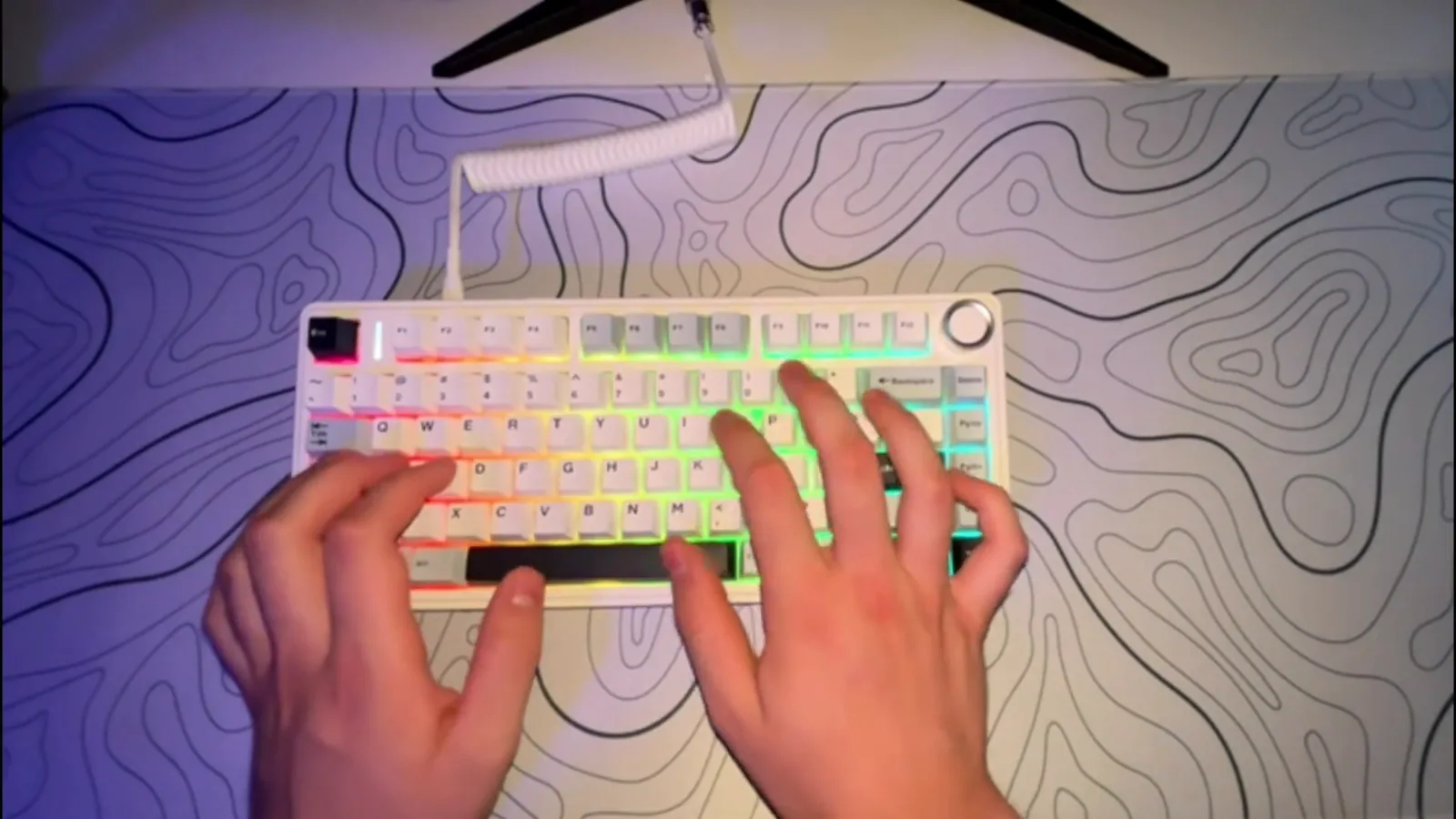 Usuário digitando no teclado mecânico AULA F75 sobre o mousepad