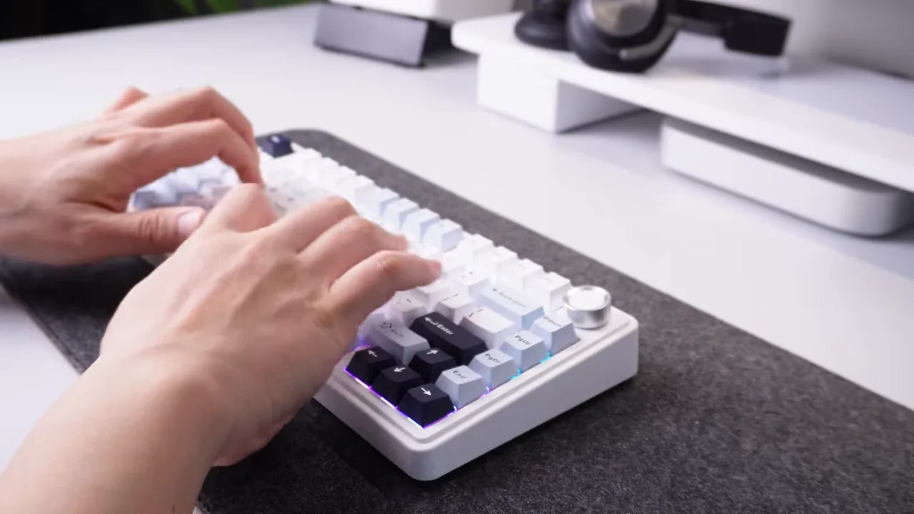 Teste de digitação demonstrando a acústica das teclas mecânicas