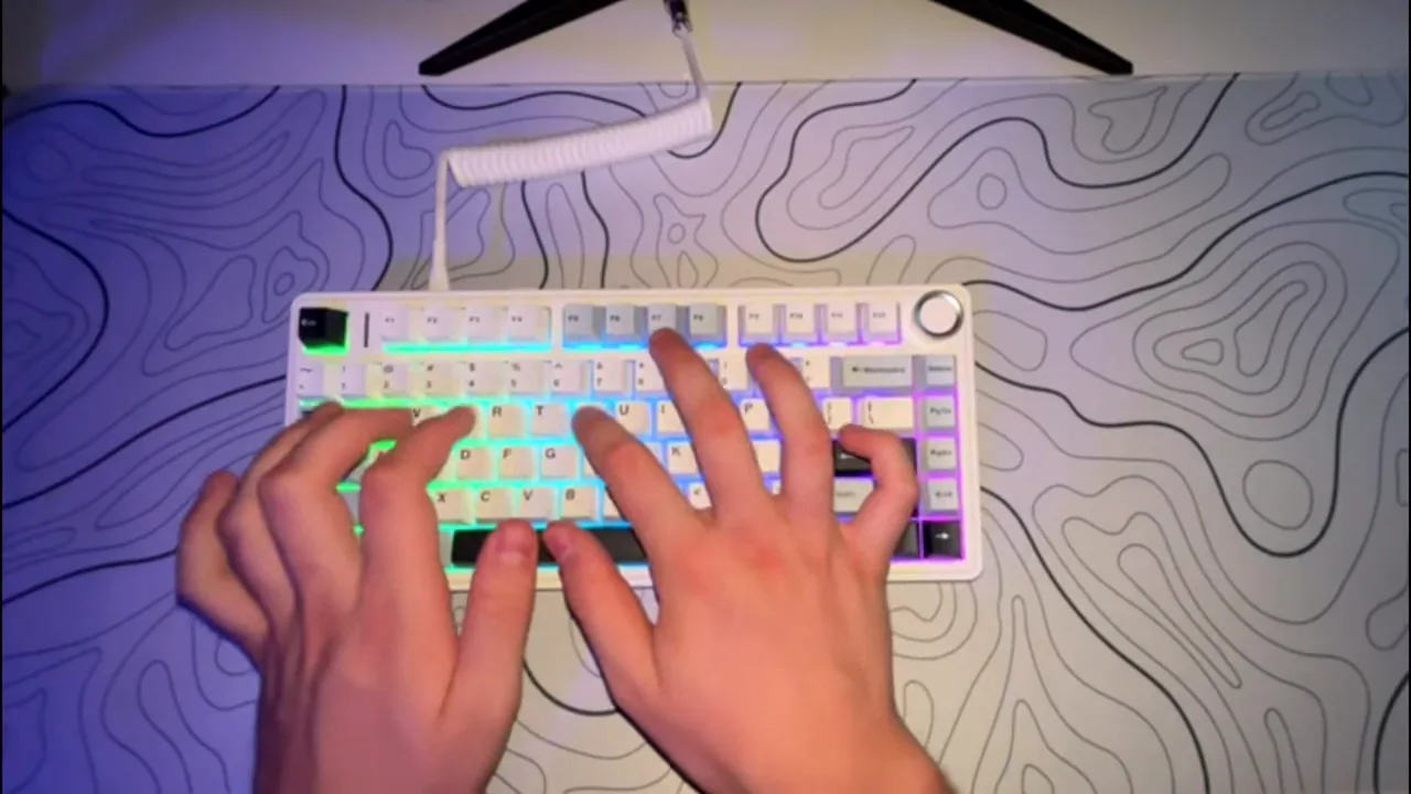 Demonstração prática de digitação no teclado mecânico AULA F75